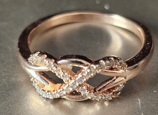 Anillo Nudo Infinito Oro Rosa y Circonitas