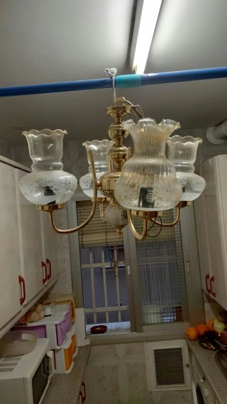 Lámpara de techo dorada y transparente