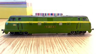 Locomotora tipo V200 RENFE repintada H0 AC