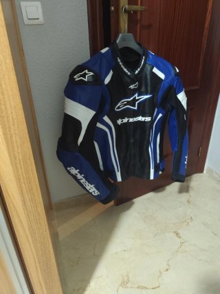 Chaqueta de moto Alpinestars en piel negra y azul