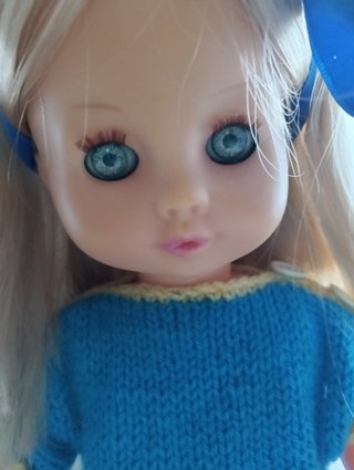 Muñeca tipo Leslie rubia con vestido azul