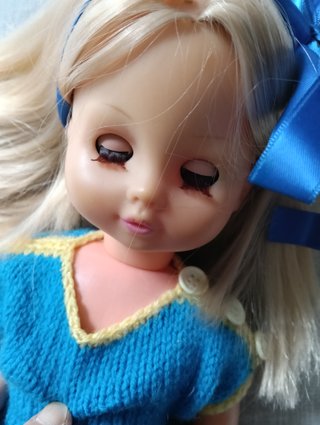 Muñeca tipo Leslie rubia con vestido azul