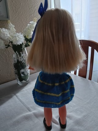 Muñeca tipo Leslie rubia con vestido azul