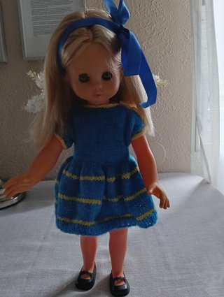 Muñeca tipo Leslie rubia con vestido azul