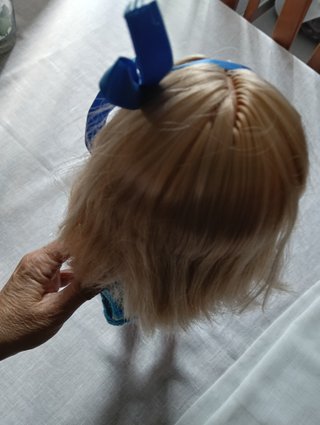 Muñeca tipo Leslie rubia con vestido azul