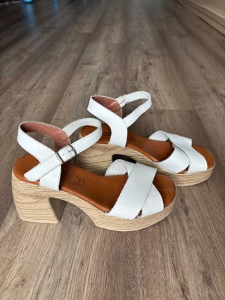 Sandalias de piel blancas Talla 38