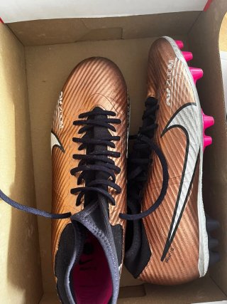 Zapatillas Nike Futbol Oro y Rosa