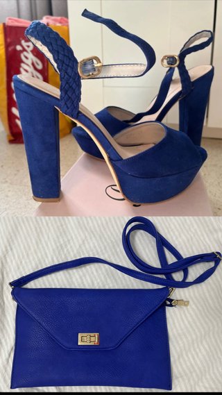 Conjunto de sandalias de tacón azul con bolso
