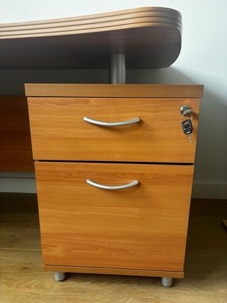 Escritorio grande con cajonera