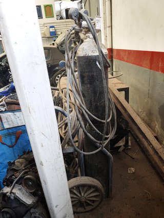 Carro con botella y mangueras para corte…