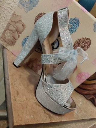 Zapatos de fiesta plateados con brillantes