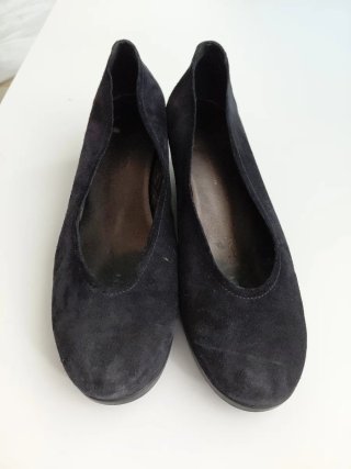 Zapatos de cuña azul marino de ante puro..