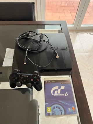PlayStation 3 (PS3) con mando y Gran Turismo 6