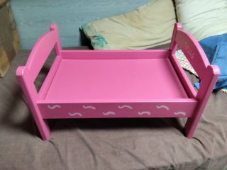 Cama de madera para muñecas rosa