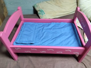 Cama de madera para muñecas rosa