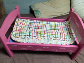 Cama de madera para muñecas rosa