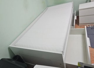Cama individual blanca con cajones