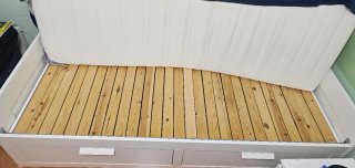 Cama individual blanca con cajones