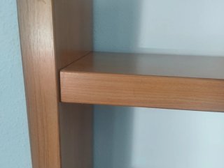 Estantería de madera marrón