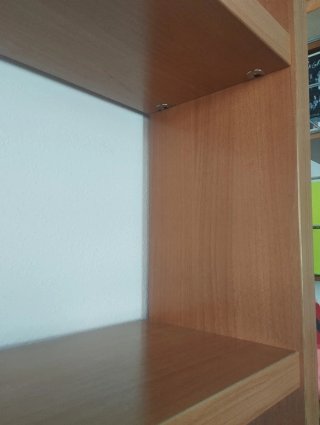 Estantería de madera marrón