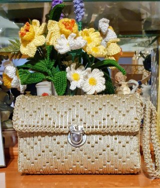 Bolso de fiesta artesanal dorado