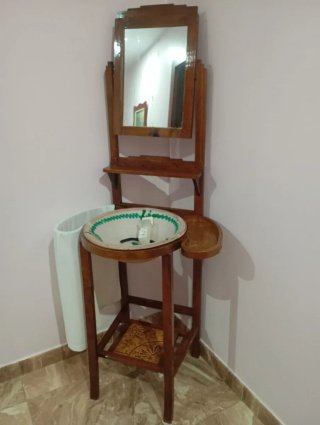 Tocador antiguo de madera con espejo