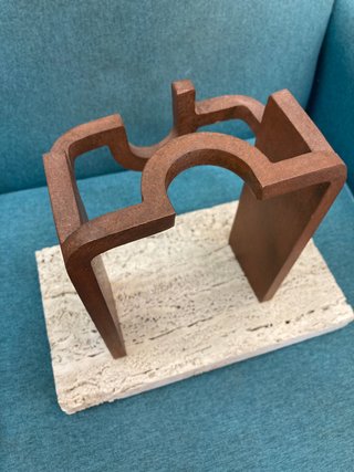 Escultura estilo de Eduardo Chillida