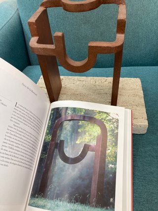 Escultura estilo de Eduardo Chillida