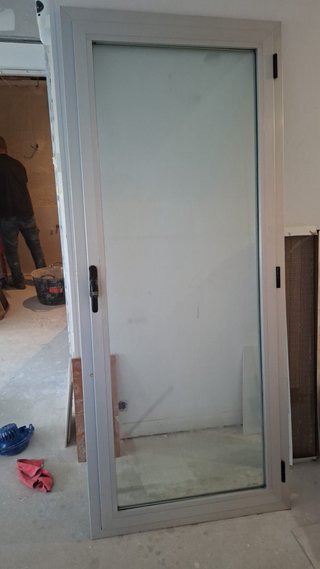 Puerta de Aluminio con Cristal
