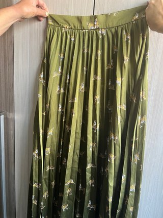 Falda elegante, plisada de satén y estampado tigre