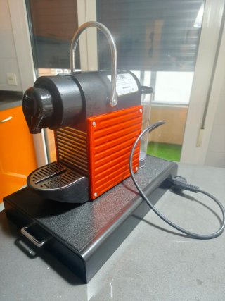 Macchina da caffè Nespresso Krups con contenitore per capsule in regalo