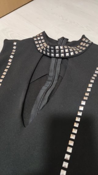 Vestido Negro Ajustado con Tachuelas