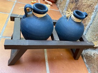 Cantareras de barro y pie de madera