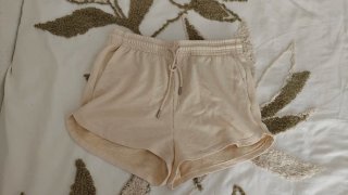 Pantalón corto tipo chándal beige
