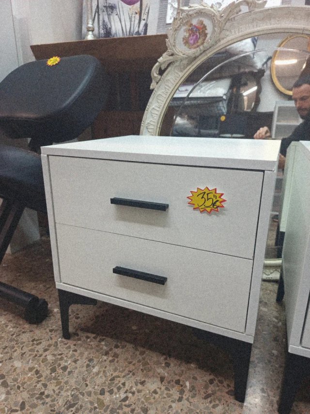 Mesita de noche blanca y negra