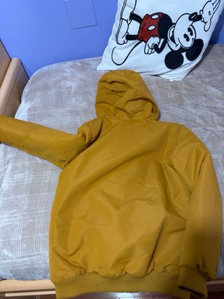 Abrigo con capucha amarillo