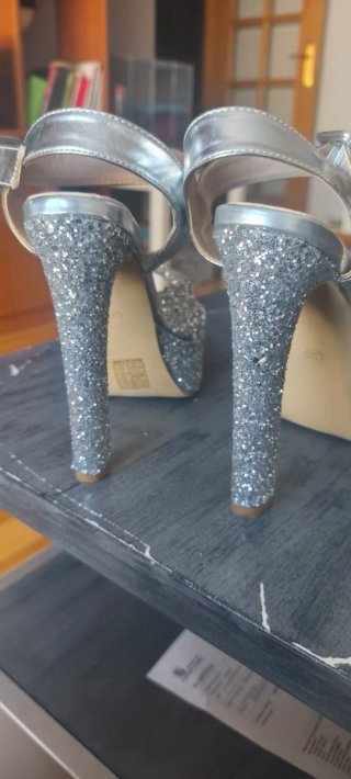 Zapatos de tacón plateados con brillantes