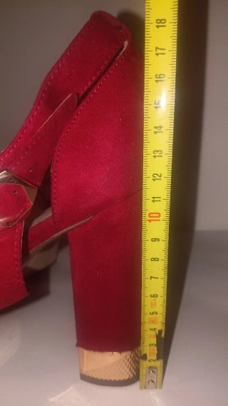 Zapatos de tacón rojos Catwalk dorados