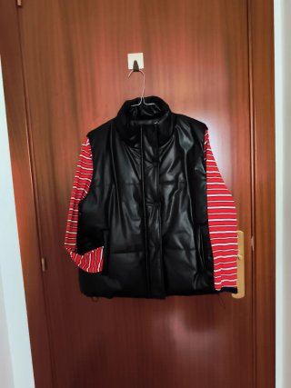 Chaleco Acolchado Negro y Camiseta