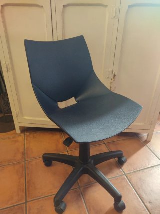 Silla azul giratoria con ruedas y altura regulable