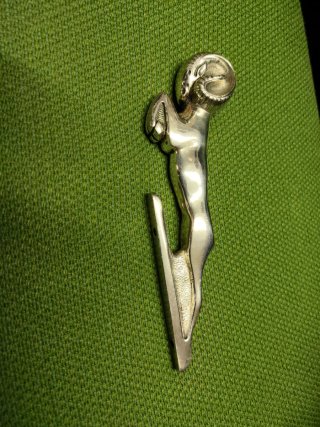 Embellecedor de Coche Antiguo - Figura de Carnero
