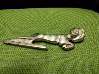 Embellecedor de Coche Antiguo - Figura de Carnero