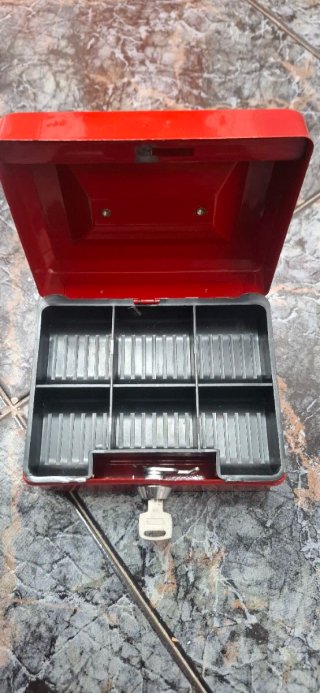 Caja de seguridad roja con llave