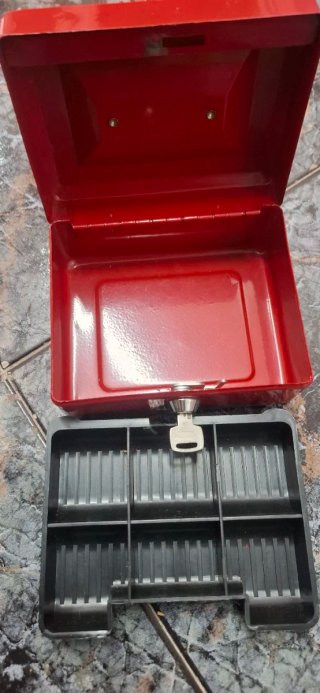 Caja de seguridad roja con llave