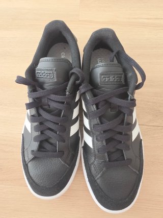 Deportivas Adidas de Piel Negra y Blanca