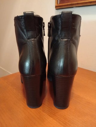 Botines de piel negros