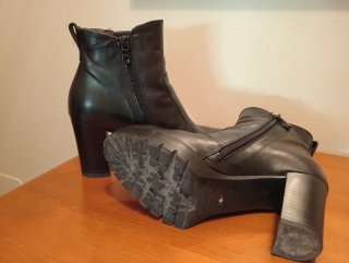 Botines de piel negros