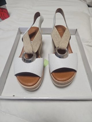 Sandalias cuña piel elástico beige/blanco