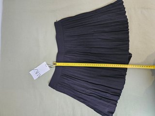 Falda Zara plisada negra sin usar
