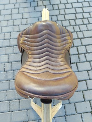 Silla de montar de cuero marrón